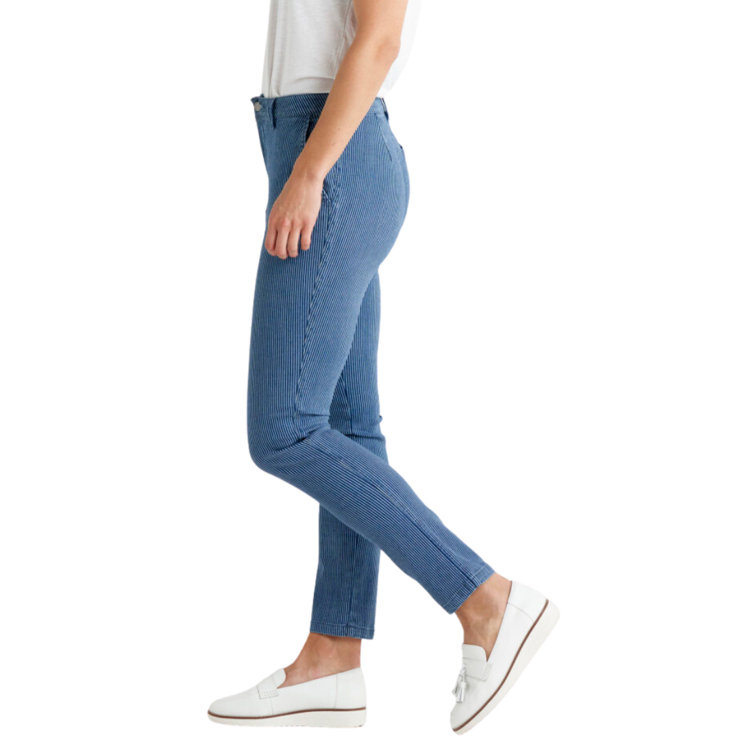  Made with stretch denim, the Masha Straight Crop Jeans from Betty Basics provide a comfortable and flexible fit all day long. The mid-high rise fit offer a flattering silhouette and the straight leg design adds a touch of timeless style to your outfit.