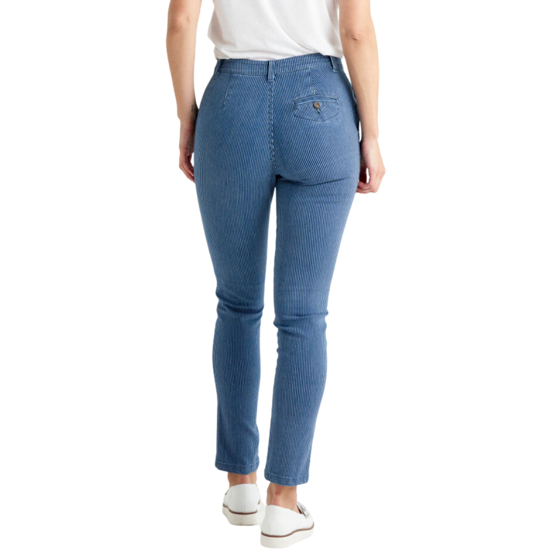  Made with stretch denim, the Masha Straight Crop Jeans from Betty Basics provide a comfortable and flexible fit all day long. The mid-high rise fit offer a flattering silhouette and the straight leg design adds a touch of timeless style to your outfit.