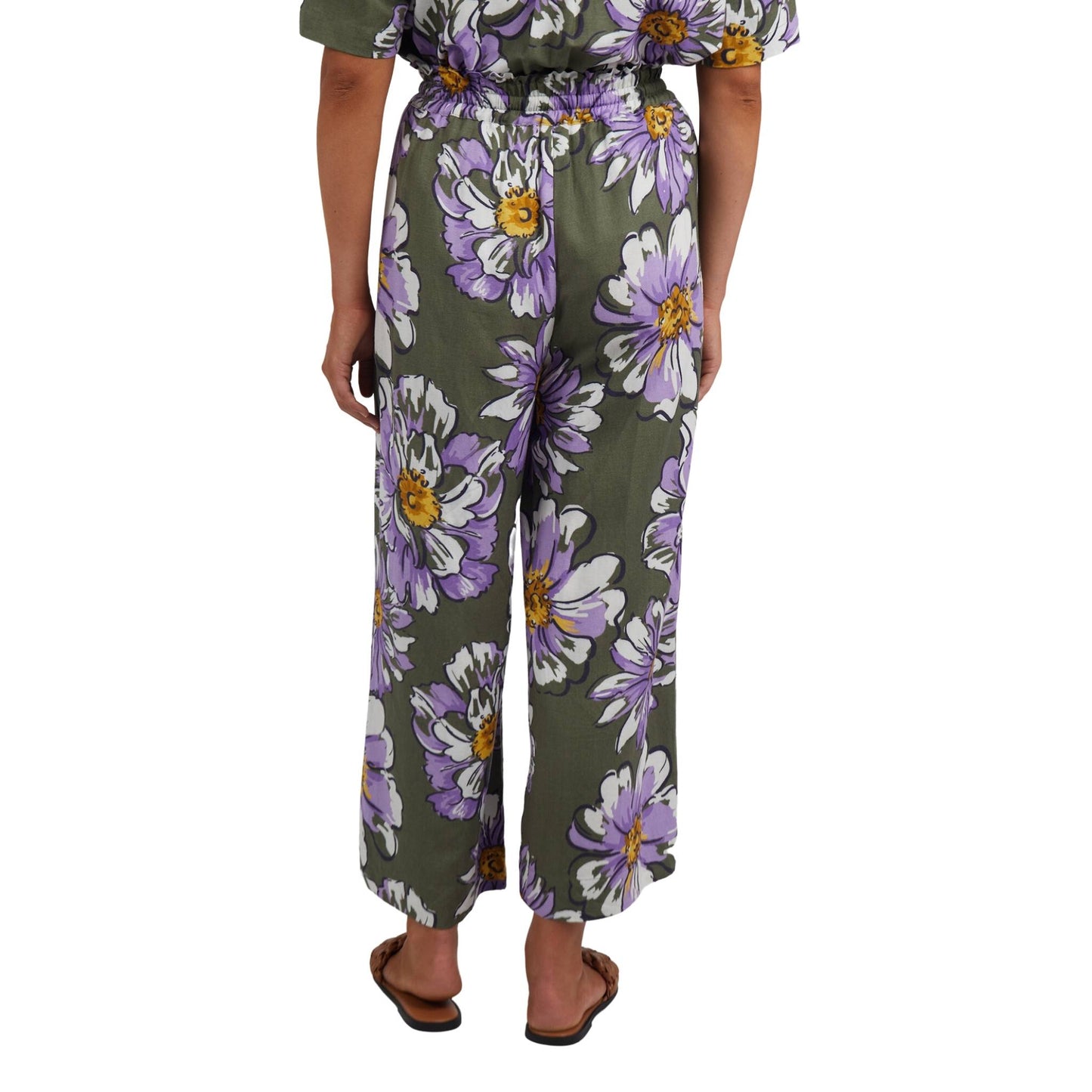 Made from flattering and drapey linen lyocell the Antheia Floral Wide Leg Pant from Elm pants are the ideal seasonal addition to your wardrobe. These wide leg pants have a green base with lilac petaled watercolour flowers. The pants have pockets and a drawstring paperbag waist