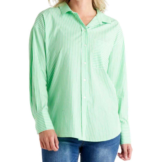 The Saskia Shirt in apple is a classic oversized shirt featuring a green and white vertical stripe. With a classic collar and button front placket, this shirt combines timeless style with a fun twist. The relaxed body fit ensures comfort and a carefree vibe.