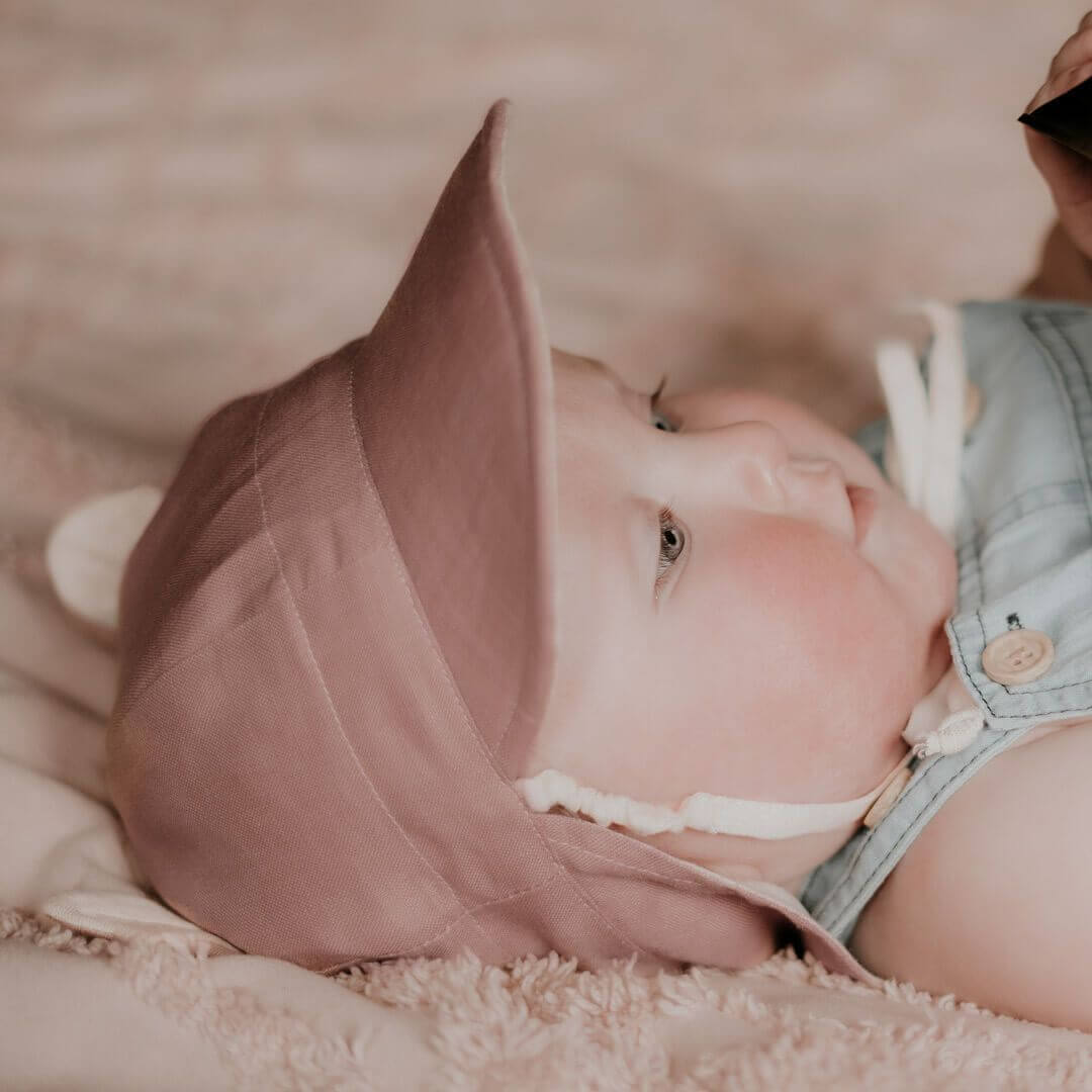 'Roamer' Baby Reversible Teddy Flap Sun Hat - Rosa / Flax
