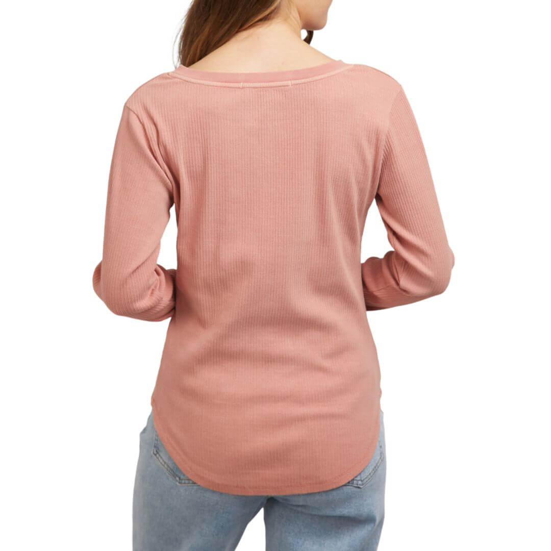 With its open neck, curved hem and split detail at the sleeve, the Kimberly long sleeve tee comes in a dusty musk, that is a flattering pink for many skin tones.